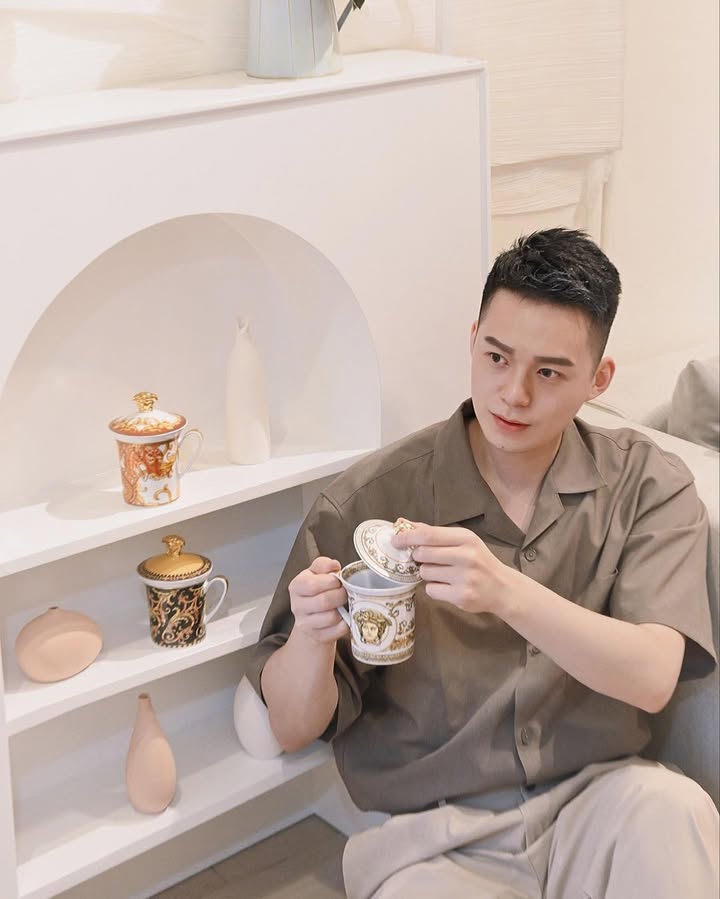 @cavalcho 與「Rosenthal meets Versace」30 週年紀念限量版馬克杯系列,30款中3款不同的獨特設計,呈現時間、歷史、神話與文化。
【1994 巴洛克】