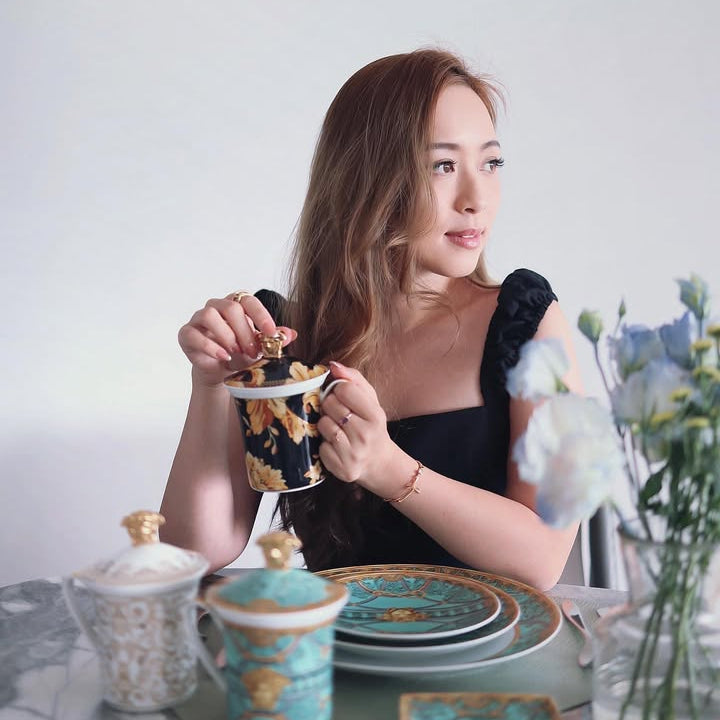 Pamela Cheung 張穎沁 與「Rosenthal meets Versace」30 週年紀念限量版馬克杯系列，30款中3款不同的獨特設計，呈現時間、歷史、神話與文化。

【2006 浮世繪】