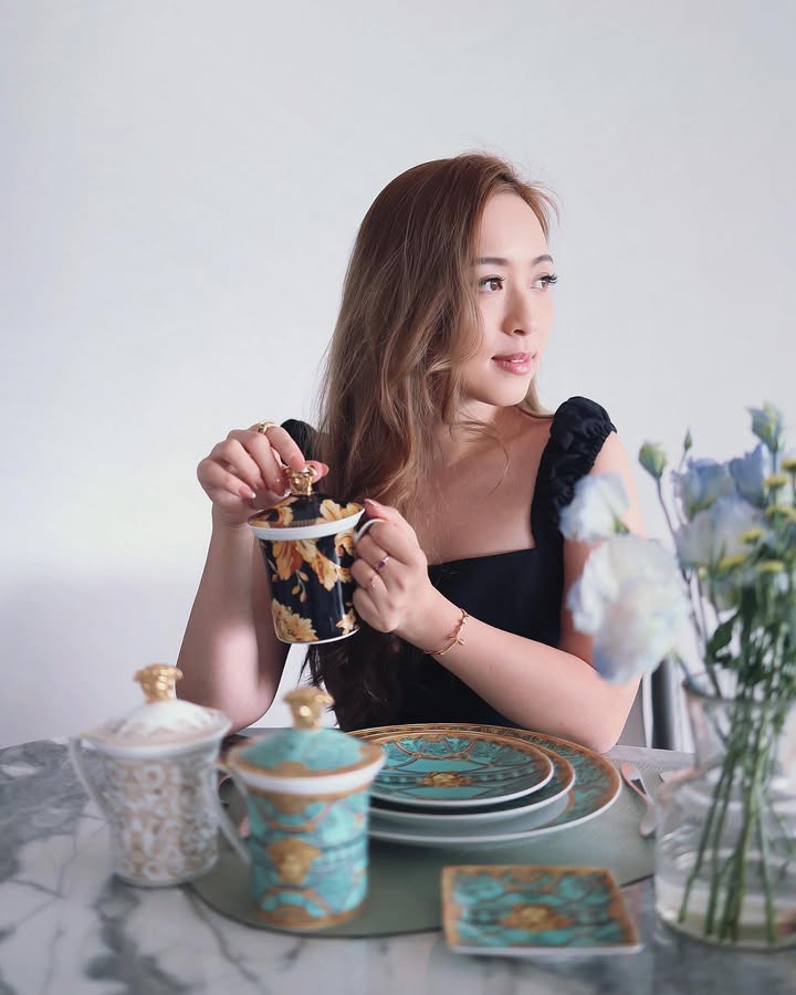 Pamela Cheung 張穎沁 與「Rosenthal meets Versace」30 週年紀念限量版馬克杯系列，30款中3款不同的獨特設計，呈現時間、歷史、神話與文化。

【2006 浮世繪】