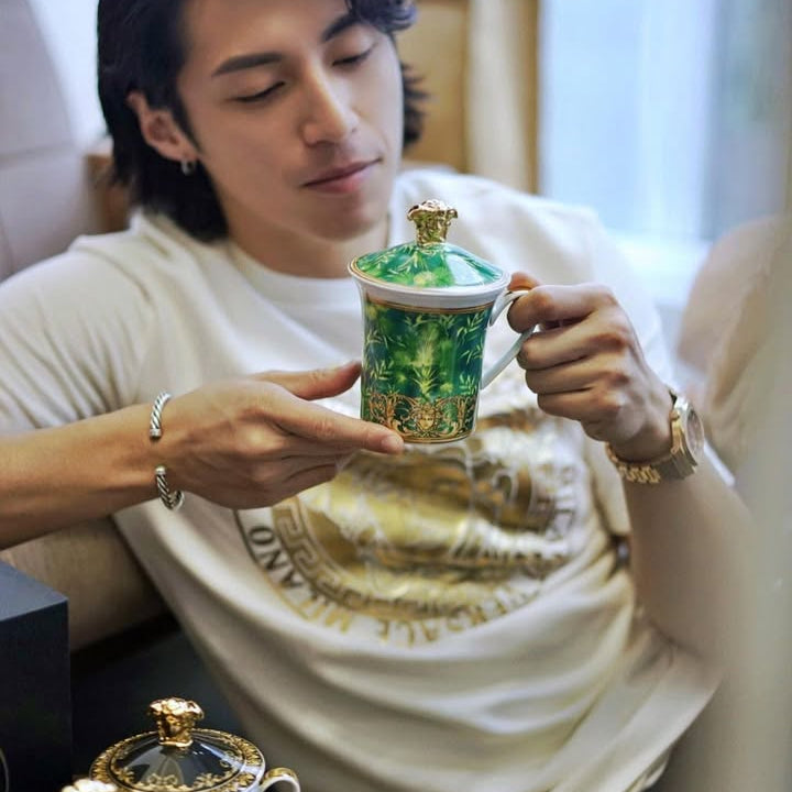 @jeremixmatch  與「Rosenthal meets Versace」30 週年紀念限量版馬克杯系列，30款中3款不同的獨特設計，呈現時間、歷史、神話與文化。

【1993 梅杜莎】