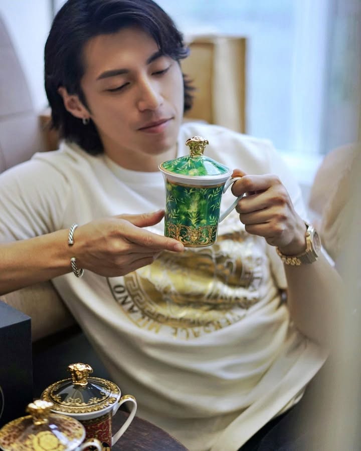 @jeremixmatch  與「Rosenthal meets Versace」30 週年紀念限量版馬克杯系列，30款中3款不同的獨特設計，呈現時間、歷史、神話與文化。

【1993 梅杜莎】